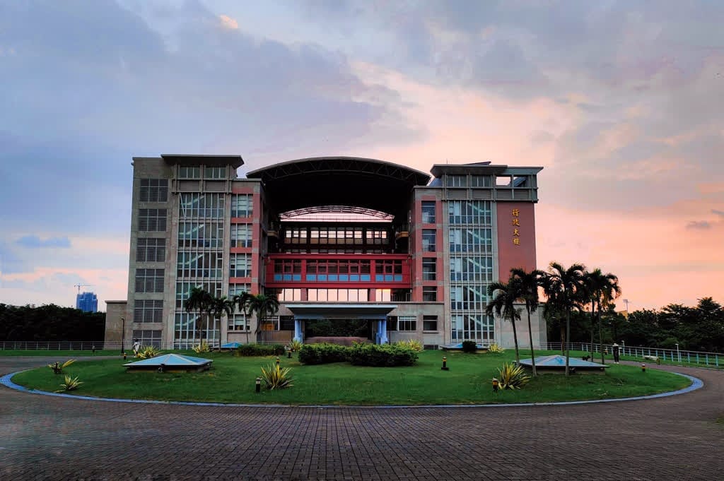 dai-hoc-quoc-lap-cao-hung-2